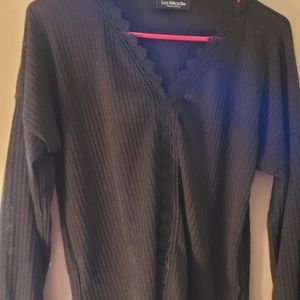 Black woman's v neck shirt Med